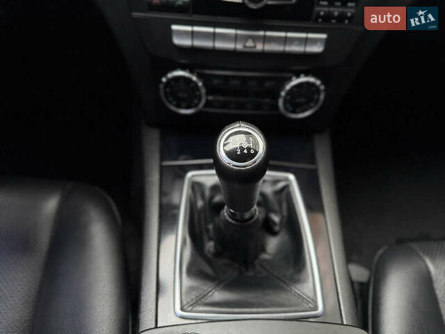 Черный Мерседес Ц-Класс, объемом двигателя 2.15 л и пробегом 261 тыс. км за 9199 $, фото 24 на Automoto.ua