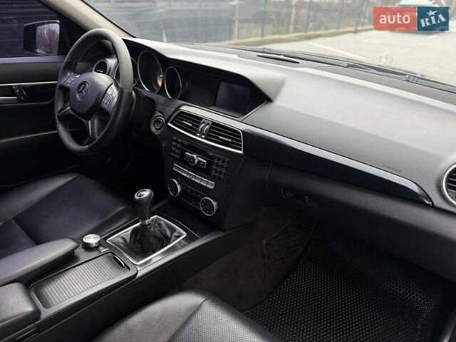 Черный Мерседес Ц-Класс, объемом двигателя 2.15 л и пробегом 261 тыс. км за 9199 $, фото 20 на Automoto.ua