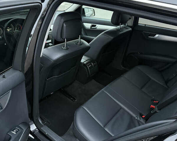 Черный Мерседес Ц-Класс, объемом двигателя 2.14 л и пробегом 295 тыс. км за 12500 $, фото 16 на Automoto.ua