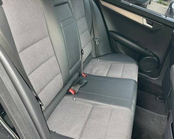 Чорний Мерседес Ц-Клас, об'ємом двигуна 2.14 л та пробігом 299 тис. км за 10700 $, фото 14 на Automoto.ua