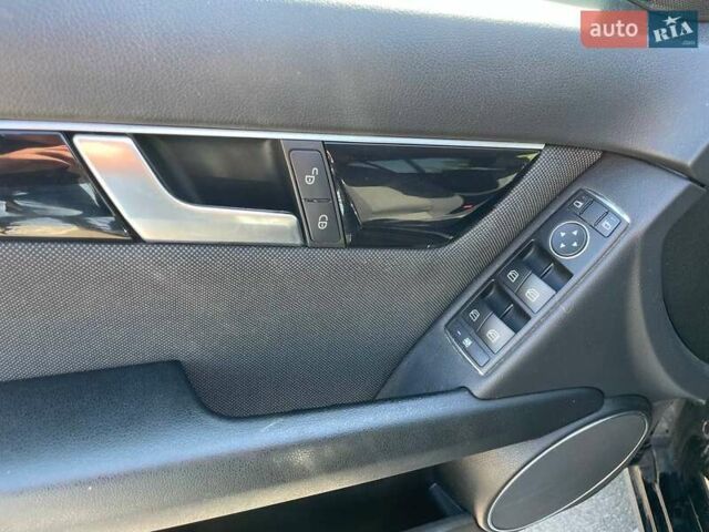 Чорний Мерседес Ц-Клас, об'ємом двигуна 2.14 л та пробігом 284 тис. км за 10990 $, фото 11 на Automoto.ua