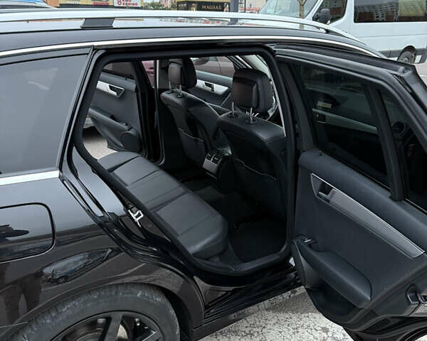 Черный Мерседес Ц-Класс, объемом двигателя 2.14 л и пробегом 295 тыс. км за 12500 $, фото 17 на Automoto.ua