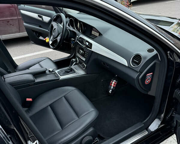 Черный Мерседес Ц-Класс, объемом двигателя 2.14 л и пробегом 295 тыс. км за 12500 $, фото 18 на Automoto.ua