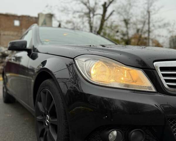 Черный Мерседес Ц-Класс, объемом двигателя 2.14 л и пробегом 277 тыс. км за 13999 $, фото 10 на Automoto.ua