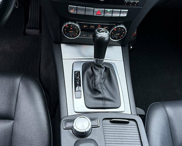 Черный Мерседес Ц-Класс, объемом двигателя 2.14 л и пробегом 295 тыс. км за 12500 $, фото 11 на Automoto.ua