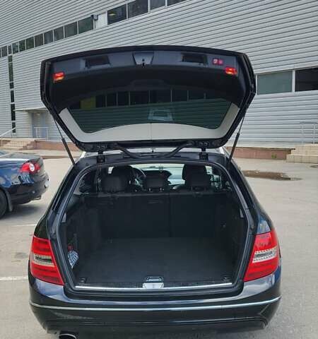 Чорний Мерседес Ц-Клас, об'ємом двигуна 2.14 л та пробігом 299 тис. км за 10700 $, фото 9 на Automoto.ua