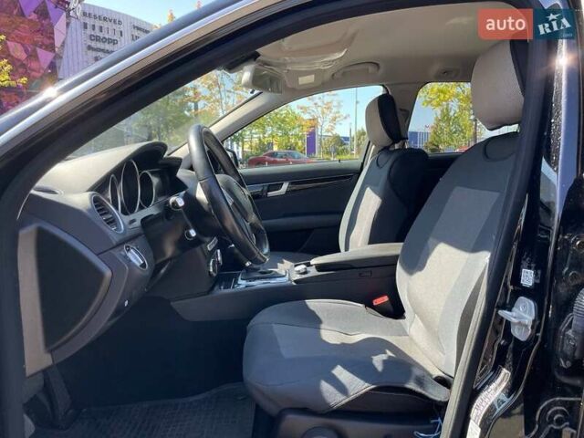 Чорний Мерседес Ц-Клас, об'ємом двигуна 2.14 л та пробігом 284 тис. км за 10990 $, фото 7 на Automoto.ua