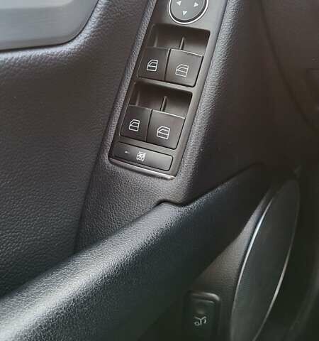 Чорний Мерседес Ц-Клас, об'ємом двигуна 2.14 л та пробігом 299 тис. км за 10700 $, фото 17 на Automoto.ua