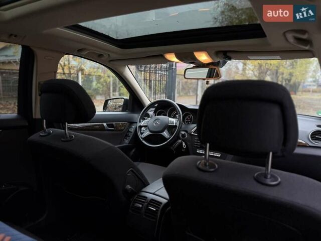 Черный Мерседес Ц-Класс, объемом двигателя 2.14 л и пробегом 277 тыс. км за 13999 $, фото 4 на Automoto.ua