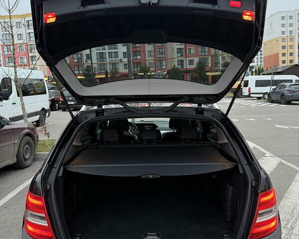 Черный Мерседес Ц-Класс, объемом двигателя 2.14 л и пробегом 295 тыс. км за 12500 $, фото 5 на Automoto.ua