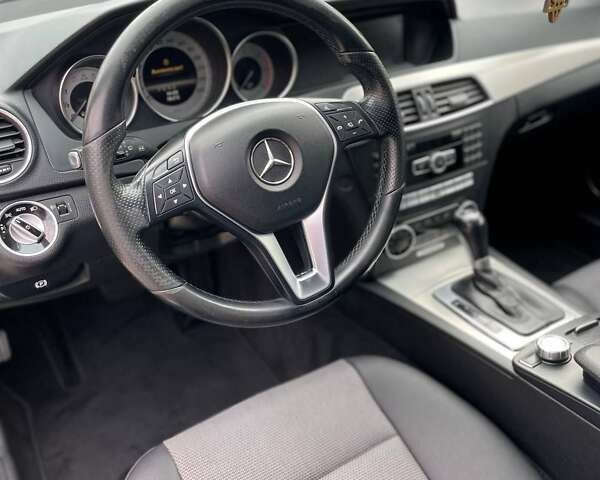 Чорний Мерседес Ц-Клас, об'ємом двигуна 2.14 л та пробігом 299 тис. км за 10700 $, фото 12 на Automoto.ua