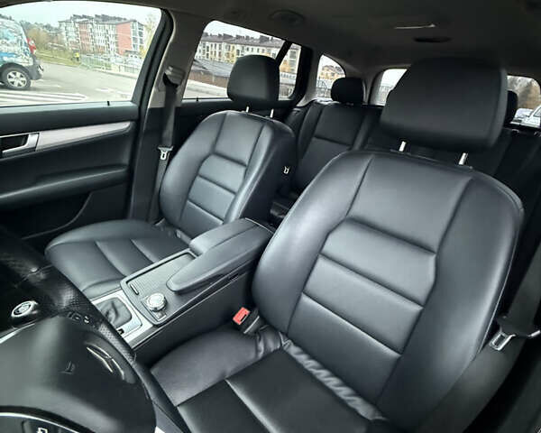 Черный Мерседес Ц-Класс, объемом двигателя 2.14 л и пробегом 295 тыс. км за 12500 $, фото 9 на Automoto.ua