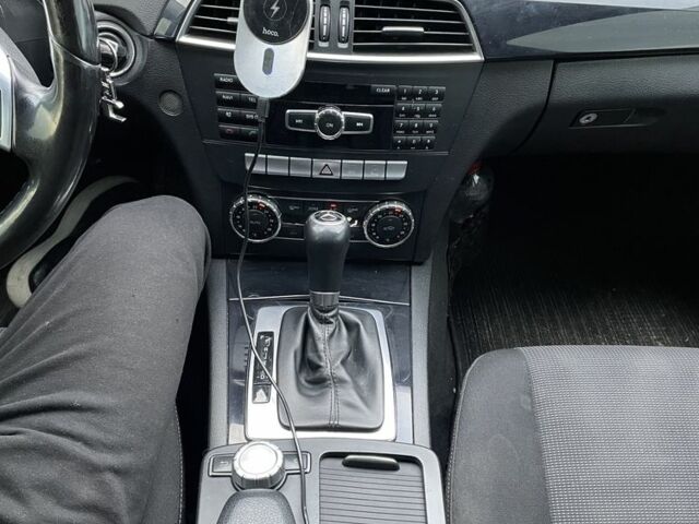 Чорний Мерседес Ц-Клас, об'ємом двигуна 2.1 л та пробігом 320 тис. км за 9500 $, фото 2 на Automoto.ua