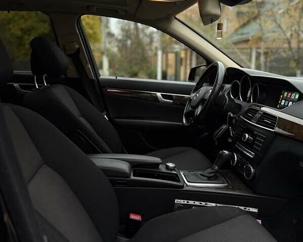 Черный Мерседес Ц-Класс, объемом двигателя 2.14 л и пробегом 277 тыс. км за 13999 $, фото 5 на Automoto.ua