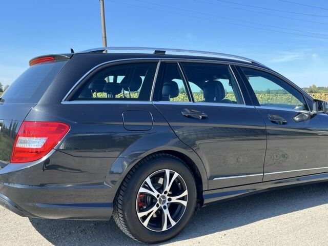 Черный Мерседес Ц-Класс, объемом двигателя 2.1 л и пробегом 317 тыс. км за 12500 $, фото 1 на Automoto.ua