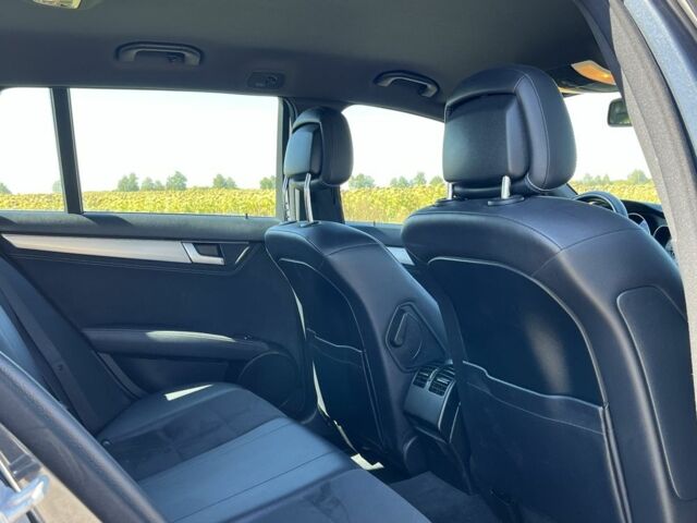 Черный Мерседес Ц-Класс, объемом двигателя 2.1 л и пробегом 317 тыс. км за 12500 $, фото 5 на Automoto.ua