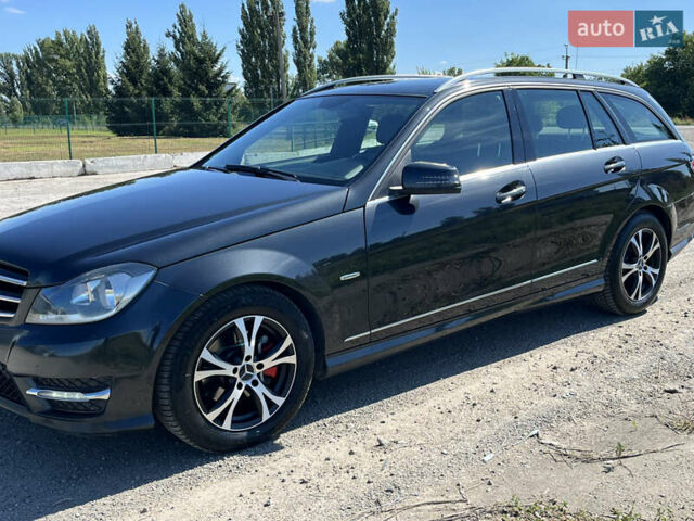 Черный Мерседес Ц-Класс, объемом двигателя 2.14 л и пробегом 320 тыс. км за 12500 $, фото 2 на Automoto.ua
