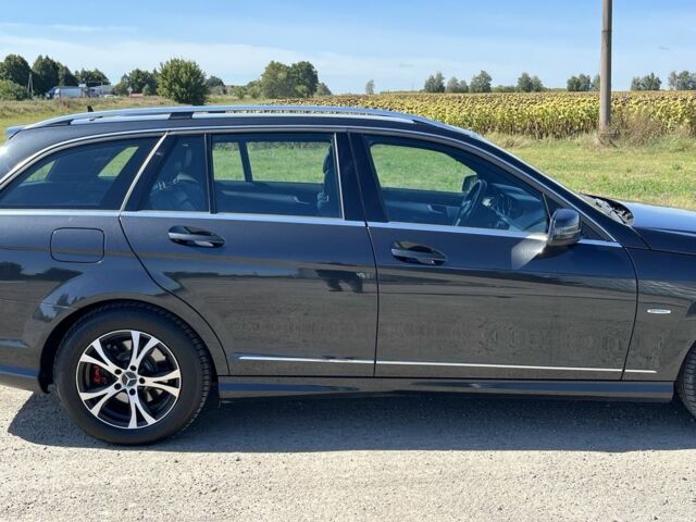 Черный Мерседес Ц-Класс, объемом двигателя 2.1 л и пробегом 317 тыс. км за 12500 $, фото 3 на Automoto.ua