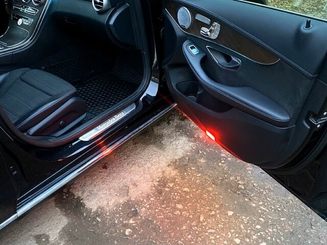 Черный Мерседес Ц-Класс, объемом двигателя 2.1 л и пробегом 156 тыс. км за 20000 $, фото 5 на Automoto.ua