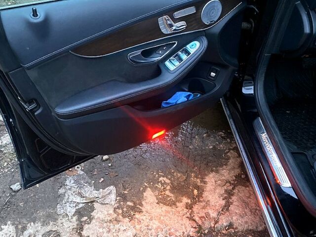 Черный Мерседес Ц-Класс, объемом двигателя 2.1 л и пробегом 156 тыс. км за 20000 $, фото 11 на Automoto.ua