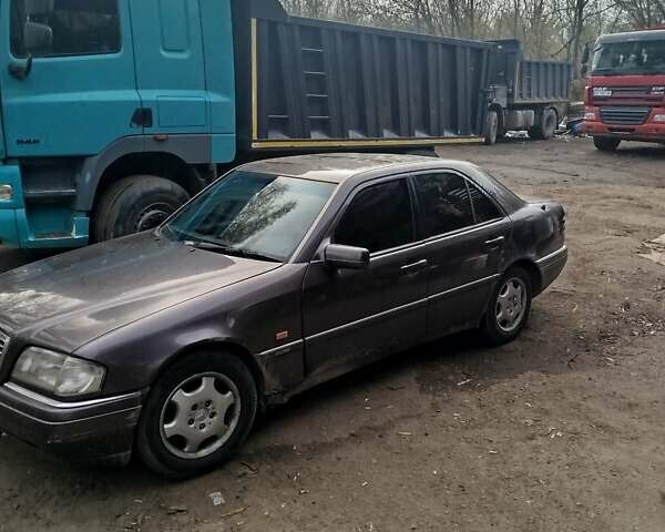 Коричневий Мерседес Ц-Клас, об'ємом двигуна 2.5 л та пробігом 320 тис. км за 3400 $, фото 4 на Automoto.ua