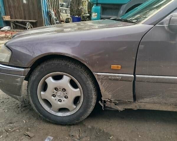 Коричневий Мерседес Ц-Клас, об'ємом двигуна 2.5 л та пробігом 320 тис. км за 3400 $, фото 1 на Automoto.ua