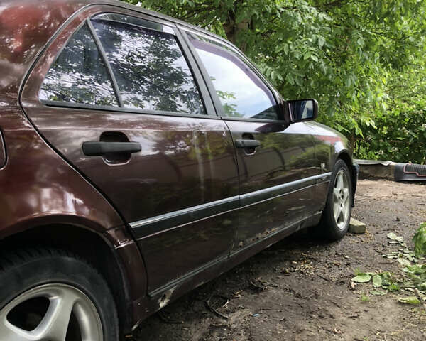 Коричневий Мерседес Ц-Клас, об'ємом двигуна 1.8 л та пробігом 400 тис. км за 1500 $, фото 4 на Automoto.ua