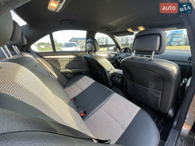 Коричневий Мерседес Ц-Клас, об'ємом двигуна 2.1 л та пробігом 242 тис. км за 10999 $, фото 10 на Automoto.ua