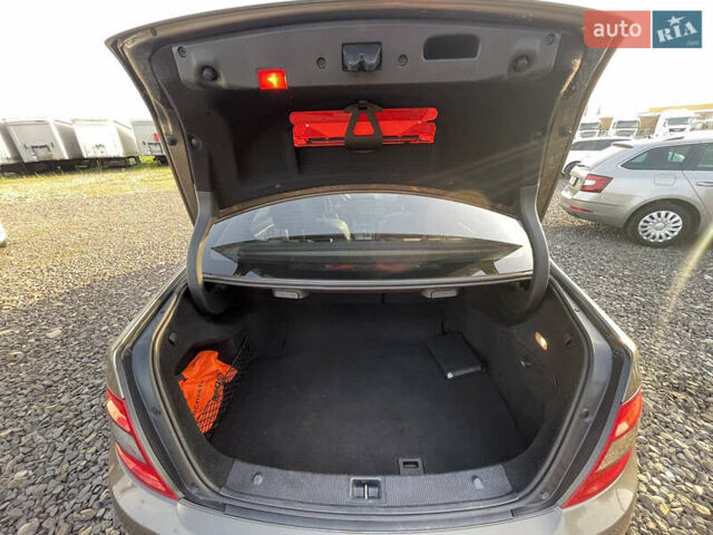 Коричневий Мерседес Ц-Клас, об'ємом двигуна 2.1 л та пробігом 242 тис. км за 10999 $, фото 13 на Automoto.ua