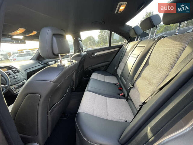 Коричневий Мерседес Ц-Клас, об'ємом двигуна 2.1 л та пробігом 242 тис. км за 10999 $, фото 7 на Automoto.ua