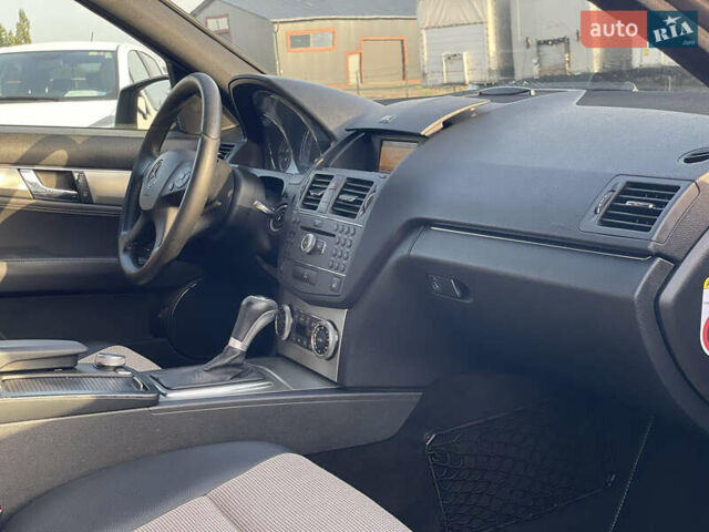 Коричневий Мерседес Ц-Клас, об'ємом двигуна 2.1 л та пробігом 242 тис. км за 10999 $, фото 9 на Automoto.ua