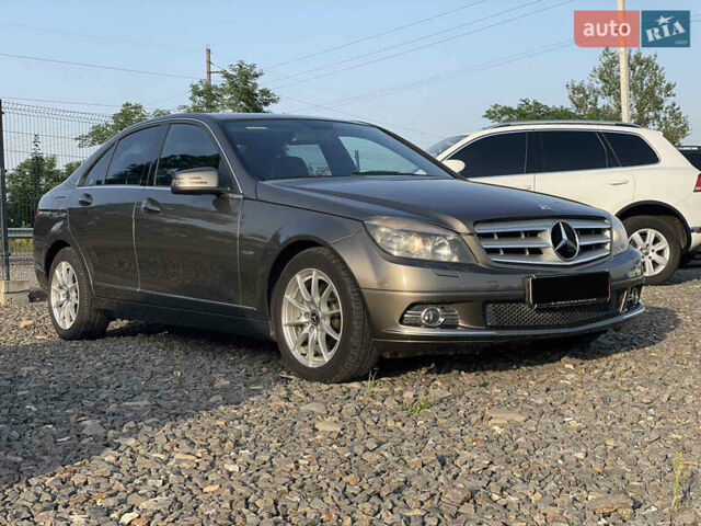 Коричневий Мерседес Ц-Клас, об'ємом двигуна 2.1 л та пробігом 242 тис. км за 10999 $, фото 4 на Automoto.ua