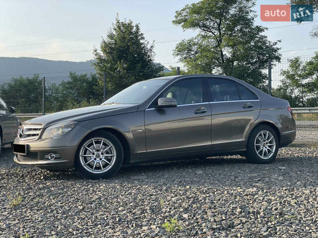 Коричневий Мерседес Ц-Клас, об'ємом двигуна 2.1 л та пробігом 242 тис. км за 10999 $, фото 1 на Automoto.ua