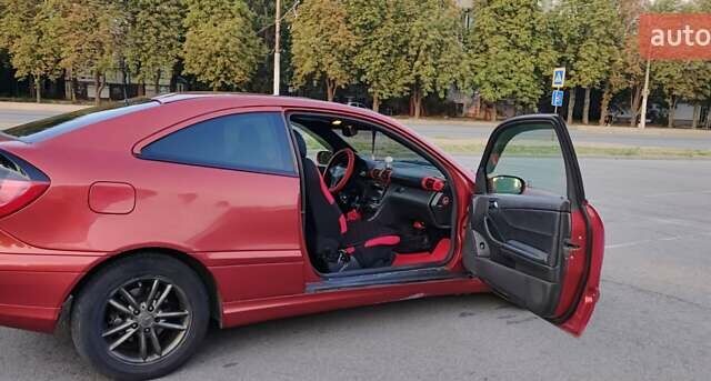 Червоний Мерседес Ц-Клас, об'ємом двигуна 2 л та пробігом 300 тис. км за 5000 $, фото 4 на Automoto.ua