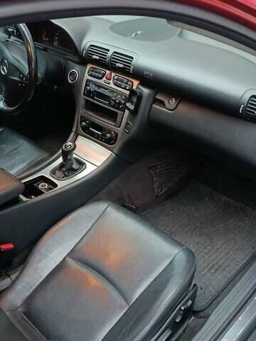 Червоний Мерседес Ц-Клас, об'ємом двигуна 2 л та пробігом 243 тис. км за 3700 $, фото 7 на Automoto.ua