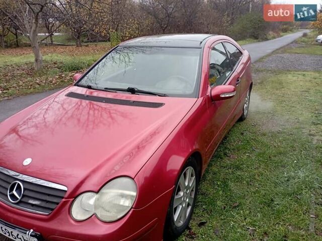 Красный Мерседес Ц-Класс, объемом двигателя 2.15 л и пробегом 304 тыс. км за 3000 $, фото 1 на Automoto.ua