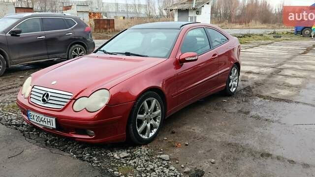 Червоний Мерседес Ц-Клас, об'ємом двигуна 2 л та пробігом 243 тис. км за 3700 $, фото 1 на Automoto.ua