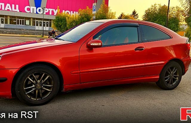 Червоний Мерседес Ц-Клас, об'ємом двигуна 2 л та пробігом 300 тис. км за 5000 $, фото 1 на Automoto.ua