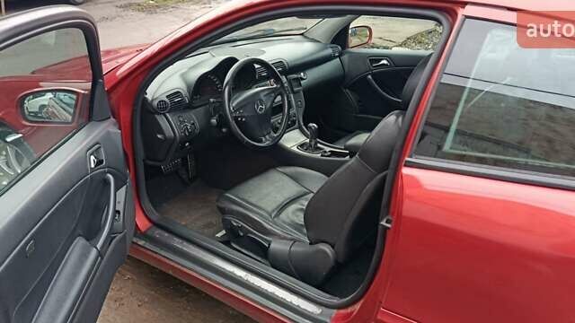 Червоний Мерседес Ц-Клас, об'ємом двигуна 2 л та пробігом 243 тис. км за 3700 $, фото 5 на Automoto.ua