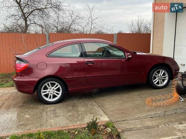 Красный Мерседес Ц-Класс, объемом двигателя 2.15 л и пробегом 240 тыс. км за 4200 $, фото 3 на Automoto.ua