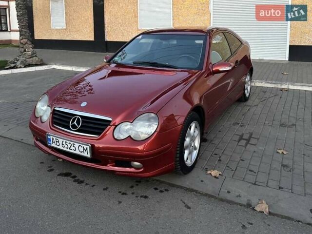 Красный Мерседес Ц-Класс, объемом двигателя 1.8 л и пробегом 246 тыс. км за 4850 $, фото 1 на Automoto.ua