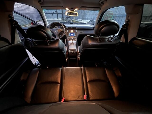 Красный Мерседес Ц-Класс, объемом двигателя 1.8 л и пробегом 229 тыс. км за 7500 $, фото 7 на Automoto.ua