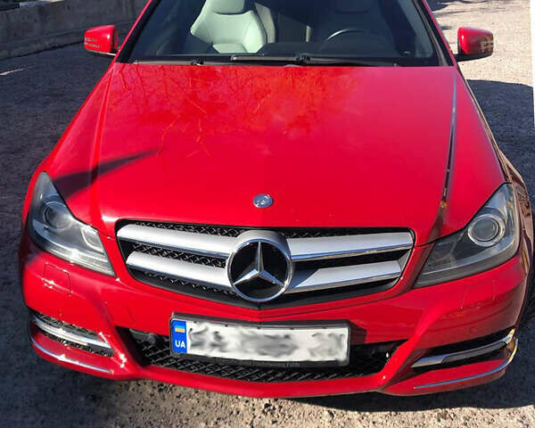 Червоний Мерседес Ц-Клас, об'ємом двигуна 1.8 л та пробігом 140 тис. км за 12000 $, фото 1 на Automoto.ua