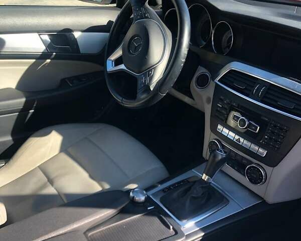 Червоний Мерседес Ц-Клас, об'ємом двигуна 1.8 л та пробігом 140 тис. км за 12000 $, фото 6 на Automoto.ua