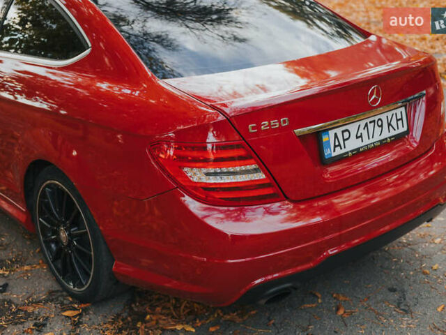 Красный Мерседес Ц-Класс, объемом двигателя 1.8 л и пробегом 257 тыс. км за 11500 $, фото 2 на Automoto.ua