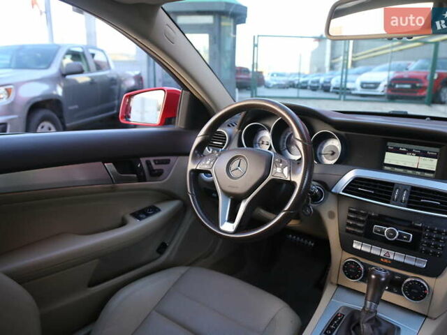 Мерседес Ц-Класс 2014 в Киеве на Automoto.ua Красный Мерседес Ц-Класс, объемом двигателя 1.8 л и пробегом 192 тыс. км за 12000 $, фото 11 на Automoto.ua