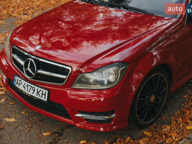 Красный Мерседес Ц-Класс, объемом двигателя 1.8 л и пробегом 257 тыс. км за 11500 $, фото 3 на Automoto.ua