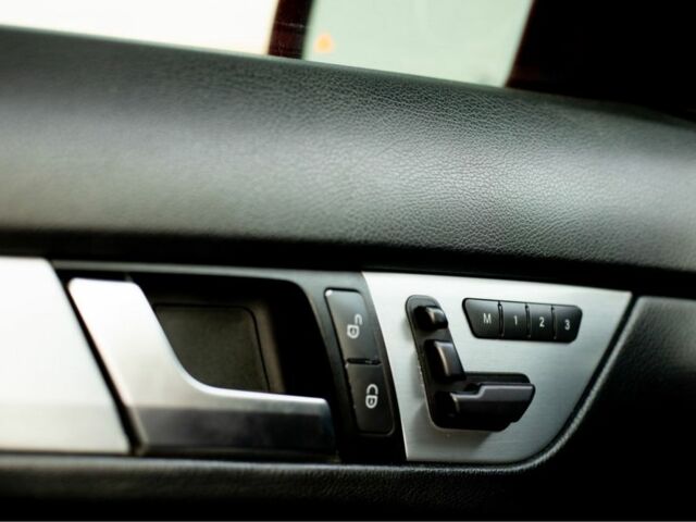 Червоний Мерседес Ц-Клас, об'ємом двигуна 1.8 л та пробігом 256 тис. км за 11500 $, фото 22 на Automoto.ua