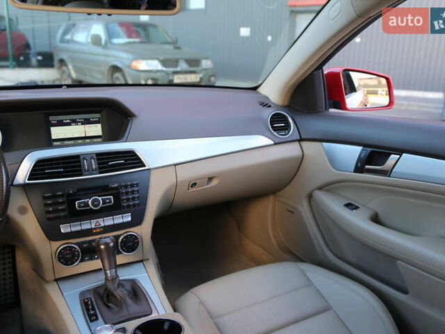 Мерседес Ц-Класс 2014 в Киеве на Automoto.ua Красный Мерседес Ц-Класс, объемом двигателя 1.8 л и пробегом 192 тыс. км за 12000 $, фото 13 на Automoto.ua