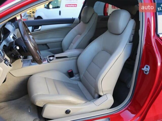 Мерседес Ц-Класс 2014 в Киеве на Automoto.ua Красный Мерседес Ц-Класс, объемом двигателя 1.8 л и пробегом 192 тыс. км за 12000 $, фото 7 на Automoto.ua